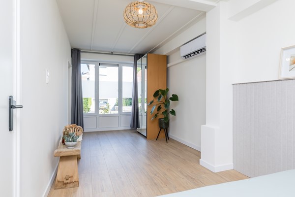 Foto - Verkocht onder voorbehoud: Ruime en veelzijdige vrijstaande woning met 173 m² woonoppervlakte,  extra leefverdieping, 3 slaapkamers (mogelijkheid tot 4), 2 badkamers, royaal bijgebouw en tuin op het zuidoosten in Hulsberg